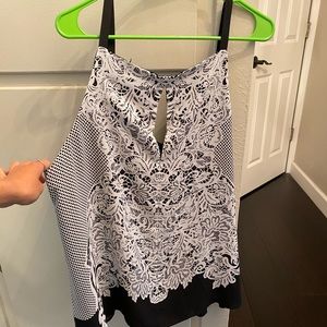 🌺BEAUTIFUL WHITE AND BLACK TANK TOP HALTER NECK